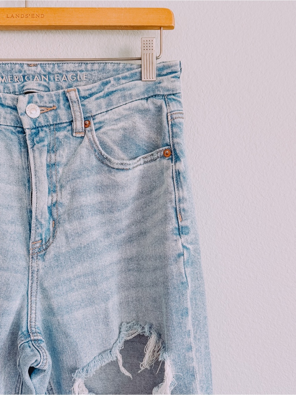 American Eagle Distressed Baggy Jeans. Size 6